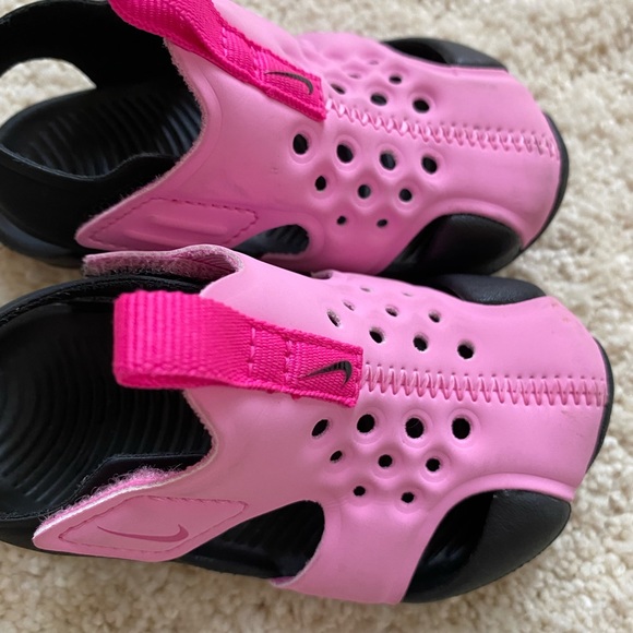Pink Nike water shoes. Size 5 - Picture 1 of 4